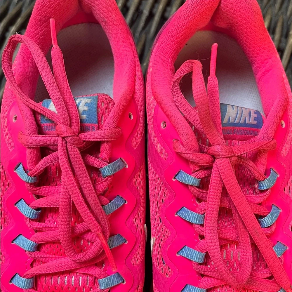 Nike Women's Bright Pink Athletic Shoes - Picture 4 of 10
